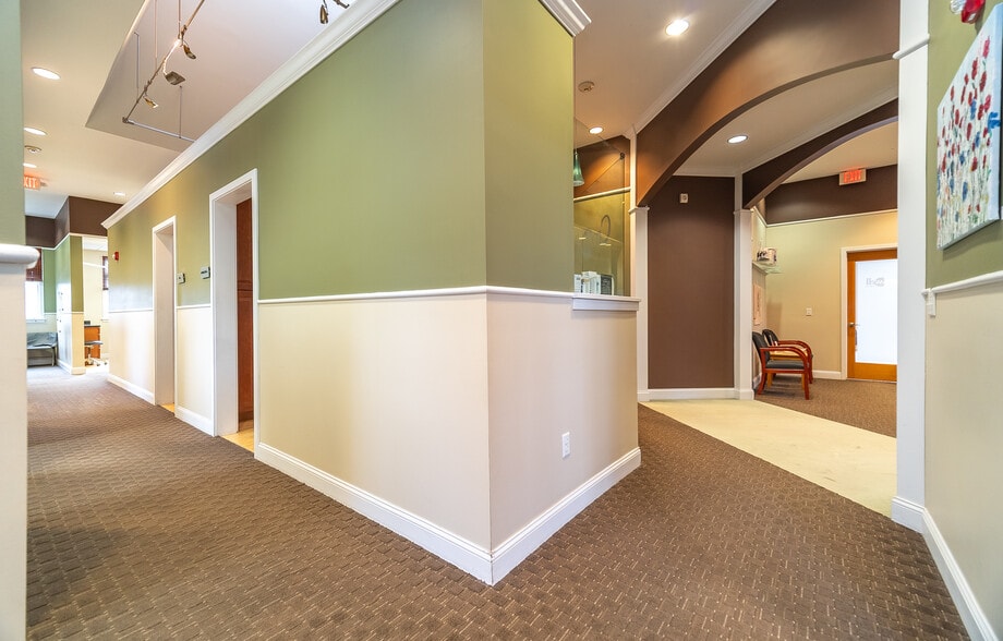 More Photos Of 30 Country Squire Dr, Cromwell Medical For Sale