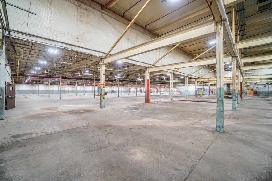 More Photos Of 190 E Polk St, Orleans Manufacturing For Lease