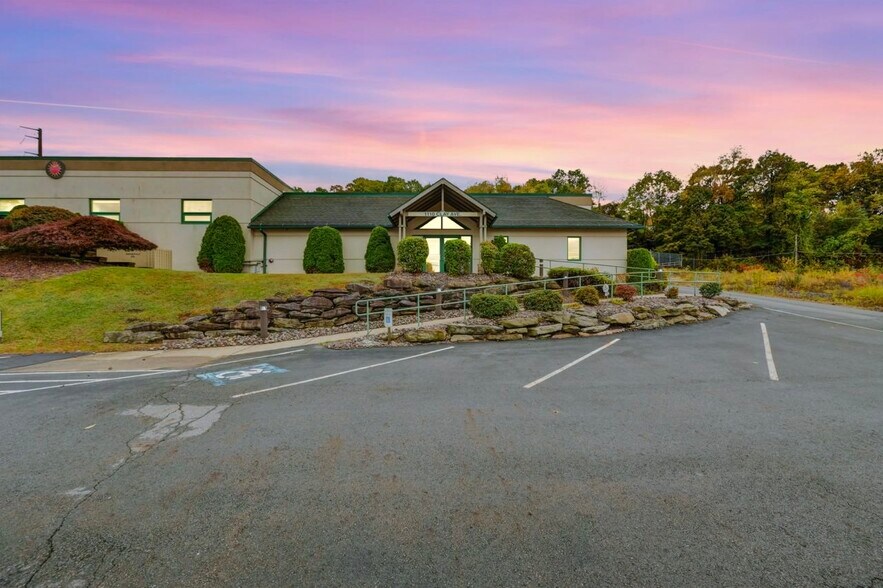 Primary Photo Of 1110 Clay Ave, Dunmore Medical For Lease