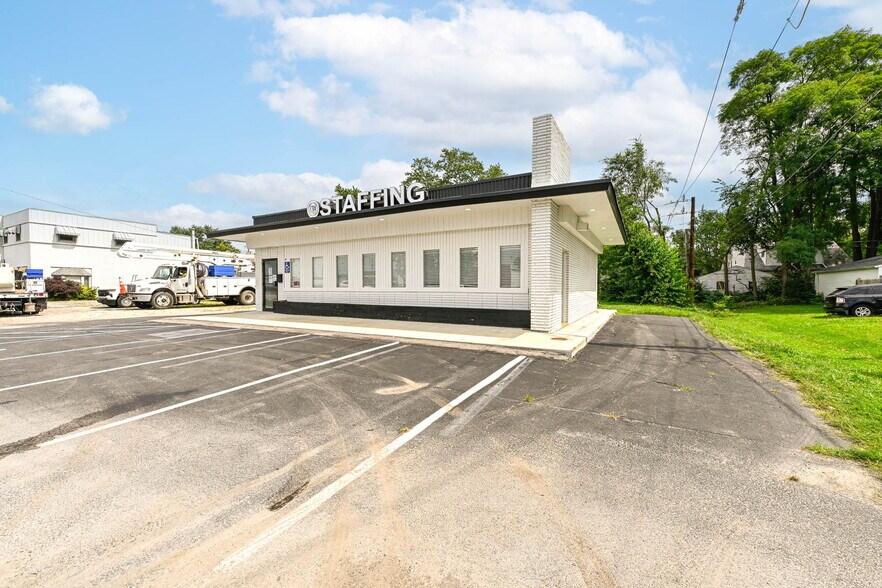More Photos Of 3455 Shelby St, Indianapolis Office For Sale