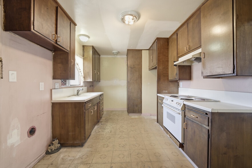 More Photos Of 915 W Olive Ave, Burbank Office For Sale