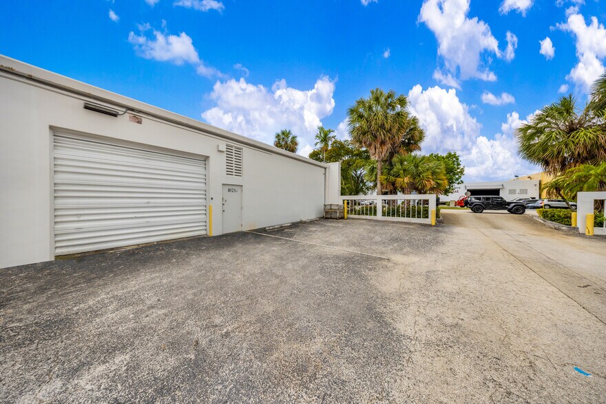 More Photos Of 8125-8165 NW 33rd St, Doral Light Manufacturing For Sale