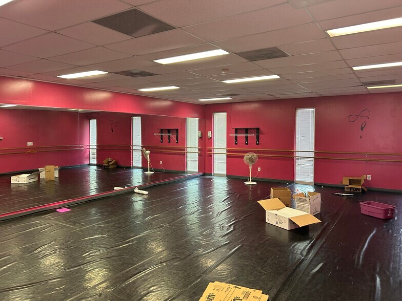 More Photos Of 8300 Whitesburg Dr, Huntsville Loft Creative Space For Sale