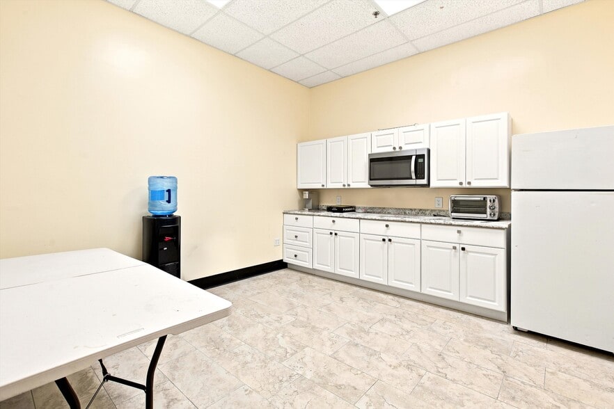 More Photos Of 2721 NW 19th St, Pompano Beach Showroom For Sale