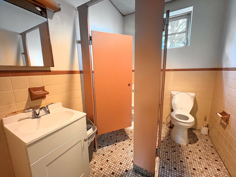 More Photos Of 5 Canale Dr, Egg Harbor Township Manufacturing For Lease