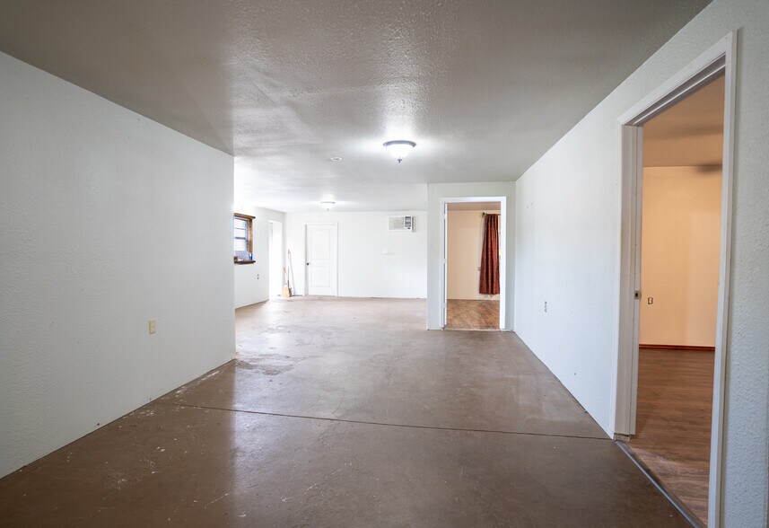 More Photos Of 220 Davenport Blvd, Davenport General Retail For Sale