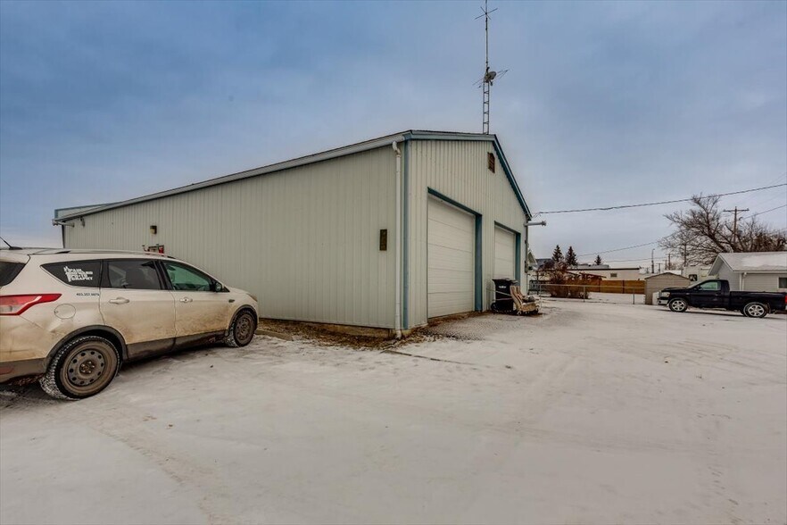 More Photos Of 4831 50 St, Alix Flex For Sale