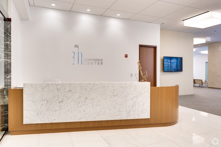 More Photos Of 311 S Wacker Dr, Chicago Office For Lease