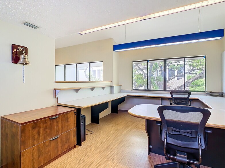 More Photos Of 3333 W Kennedy Blvd, Tampa Loft Creative Space For Sale