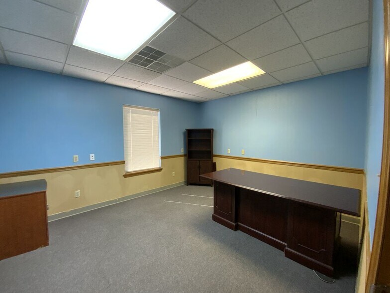 More Photos Of 2415 N Gateway Ave, Harriman Medical For Sale