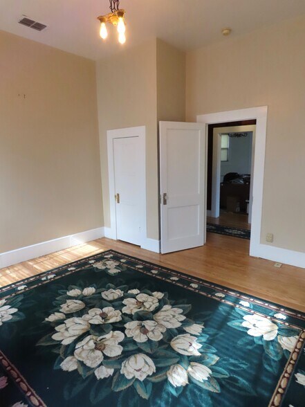 More Photos Of 1923 S Beckham Ave, Tyler Office Residential For Lease