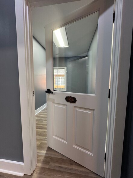 More Photos Of 301-304 Macy Dr, Roswell Medical For Lease