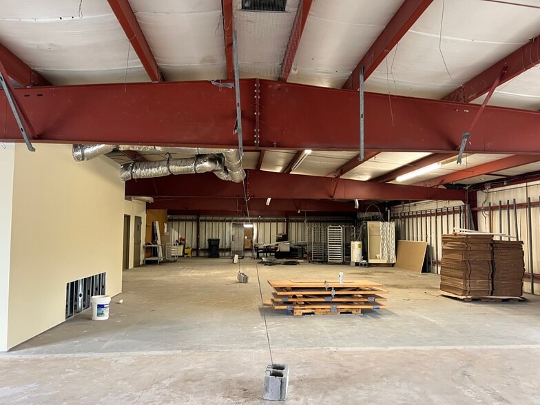 More Photos Of 1112 N Frazier St, Conroe Freestanding For Sale