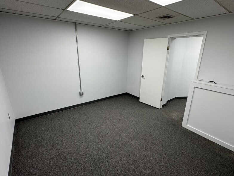 More Photos Of 1101 5th Ave, Coraopolis Office For Lease