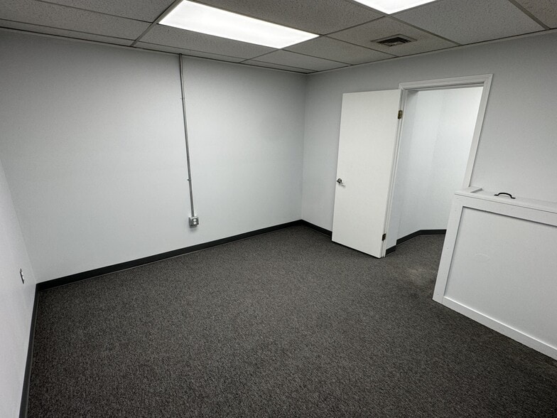 More Photos Of 1101 5th Ave, Coraopolis Office For Sale