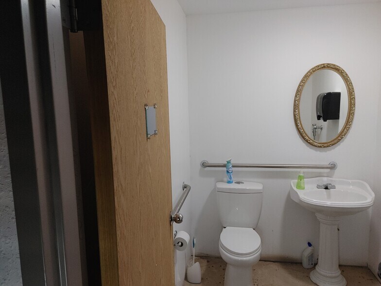 More Photos Of 210 Leah Ln, Davis Warehouse For Lease