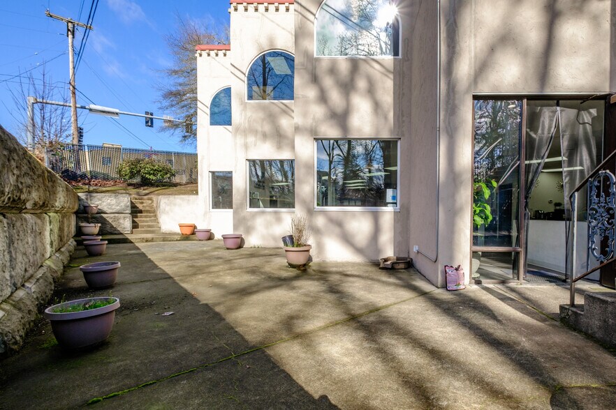 More Photos Of 960 Broadway St NE, Salem Office For Lease