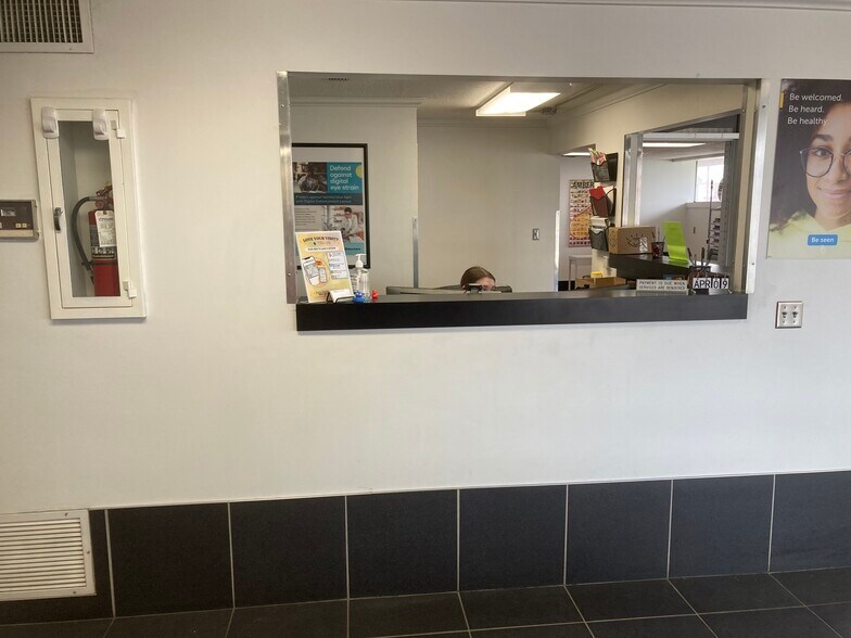 More Photos Of 935 S Iowa St, Lawrence Office For Lease