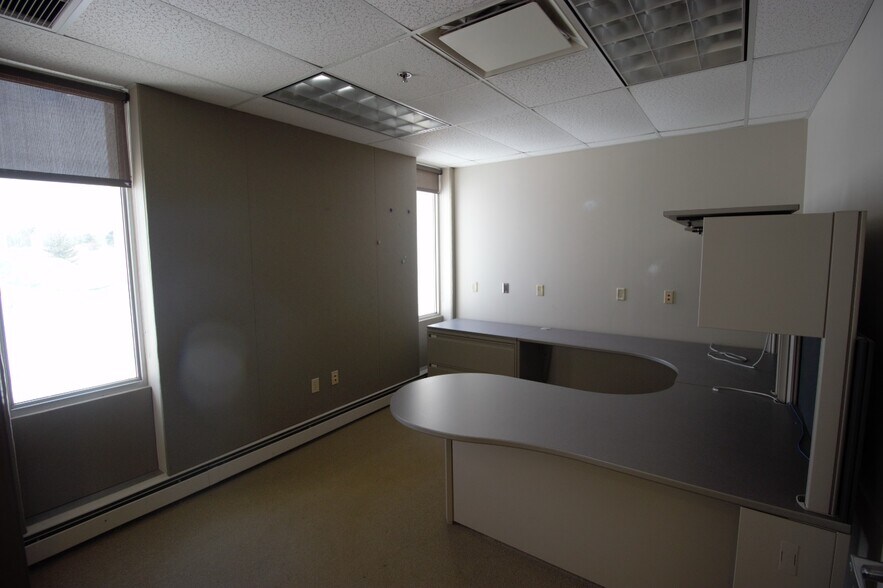 More Photos Of 77 Ridgeland Rd, Rochester Research And Development For Sale