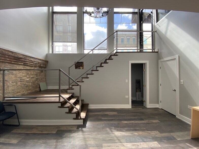 More Photos Of 687-689 N Milwaukee Ave, Chicago Apartments For Lease