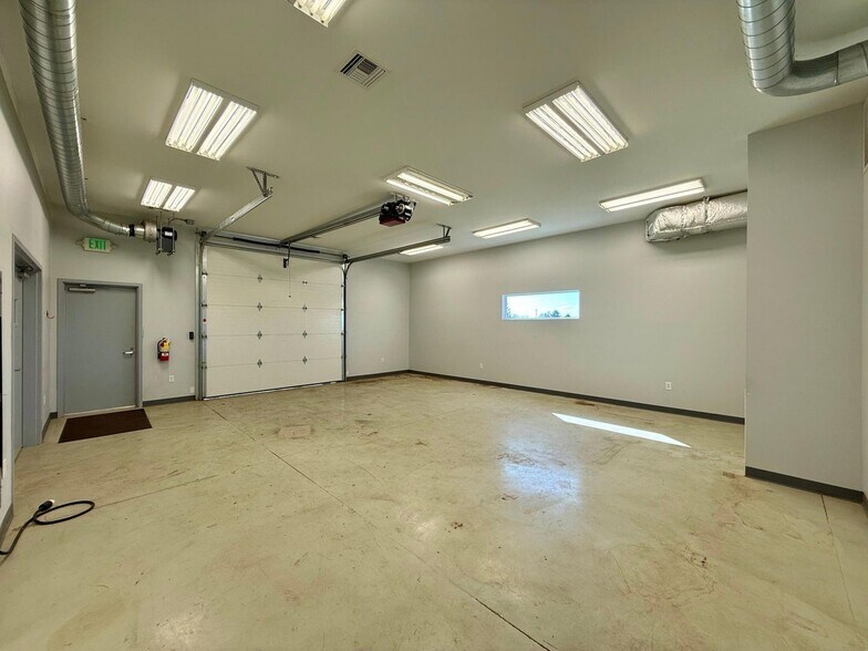 More Photos Of 950 Transport Dr, Valparaiso Flex For Lease