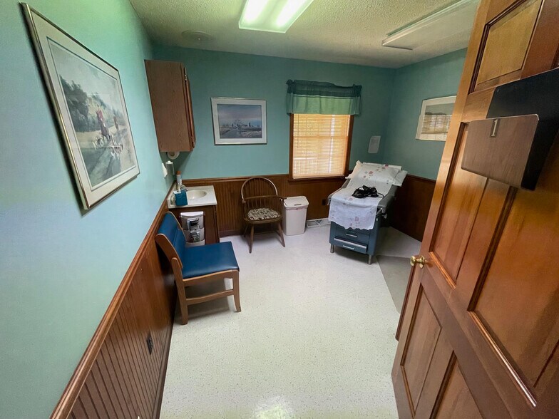 More Photos Of 100 Kings Hwy, Milford Office For Sale