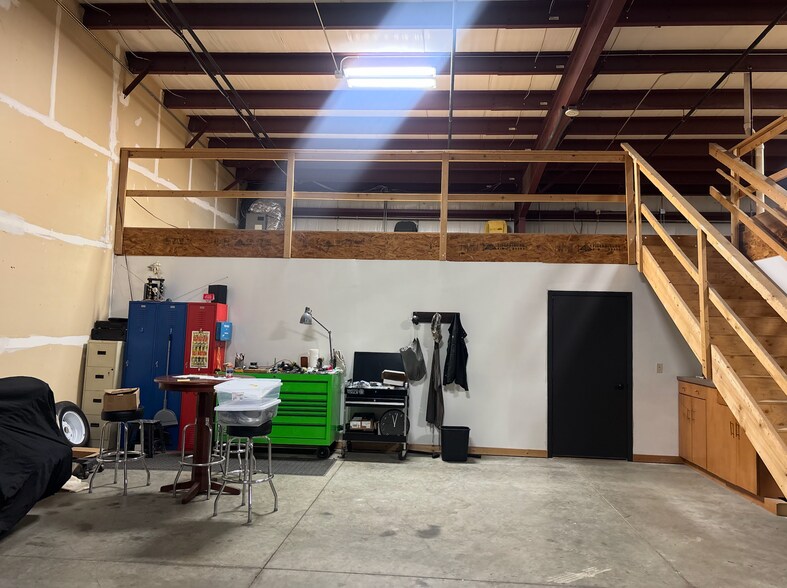 More Photos Of 605 S Lyons Ave, Sioux Falls Warehouse For Sale