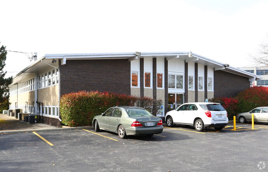 More Photos Of 9631 Gross Point Rd, Skokie Medical For Sale