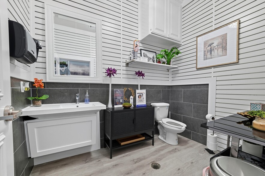 More Photos Of 450 W Harwood Rd, Hurst Freestanding For Sale