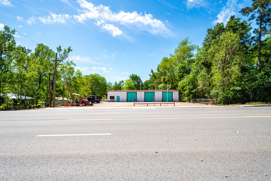 More Photos Of 910 E Church St, Livingston Service For Sale