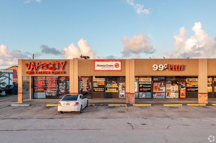 More Photos Of 301-327 S Brazosport Blvd, Freeport Storefront For Lease