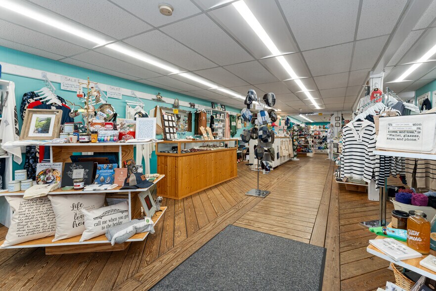 More Photos Of 19 Cottage St, Bar Harbor Storefront For Sale