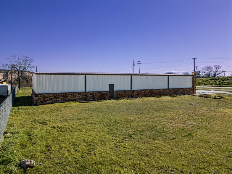 More Photos Of 901 E Johnson St, Waco Service For Sale