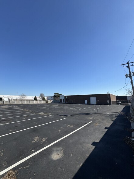 More Photos Of 1000 Lively Blvd, Elk Grove Village Warehouse For Lease