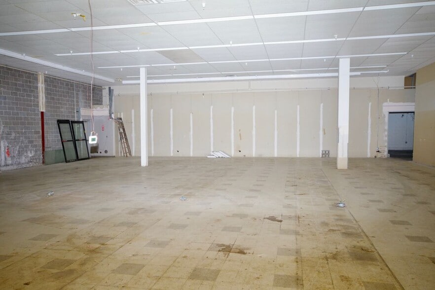 More Photos Of 2820 W Locust St, Davenport Unknown For Lease