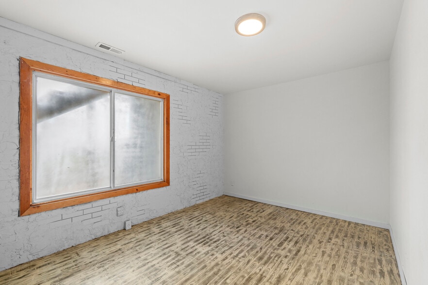 More Photos Of 30 Logan St, Davenport Hotel For Sale