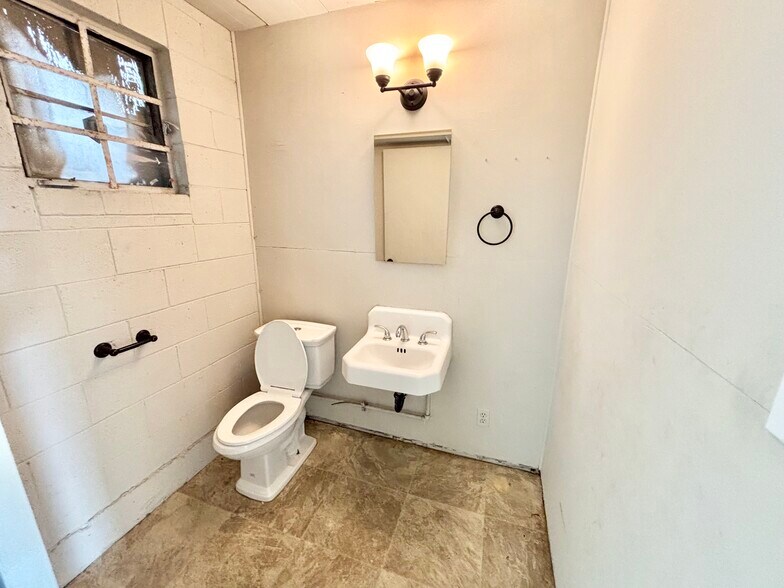 More Photos Of 3390-3424 S Market St, Redding Industrial For Lease