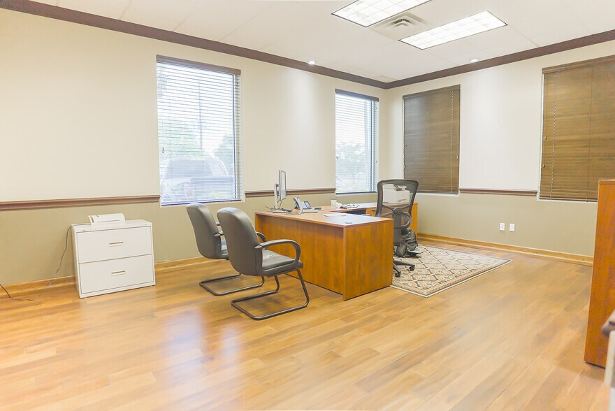 More Photos Of 9933 Regal Row, Houston Warehouse For Lease