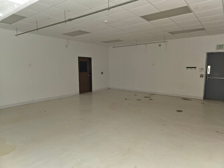 More Photos Of 320 S Taylor Rd, Watonga Warehouse For Sale