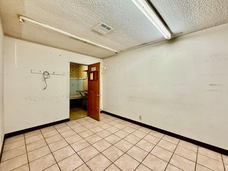 More Photos Of 6513 Whittier Blvd, Los Angeles Medical For Sale