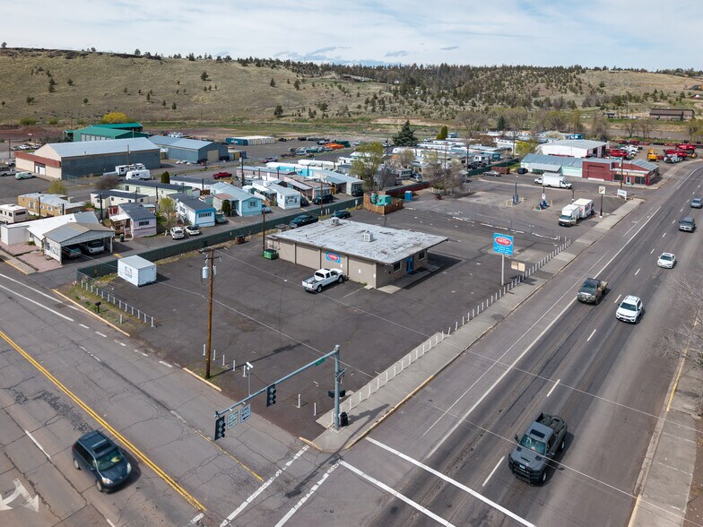 Primary Photo Of 40 Nw 4th St, Madras Auto Dealership For Lease