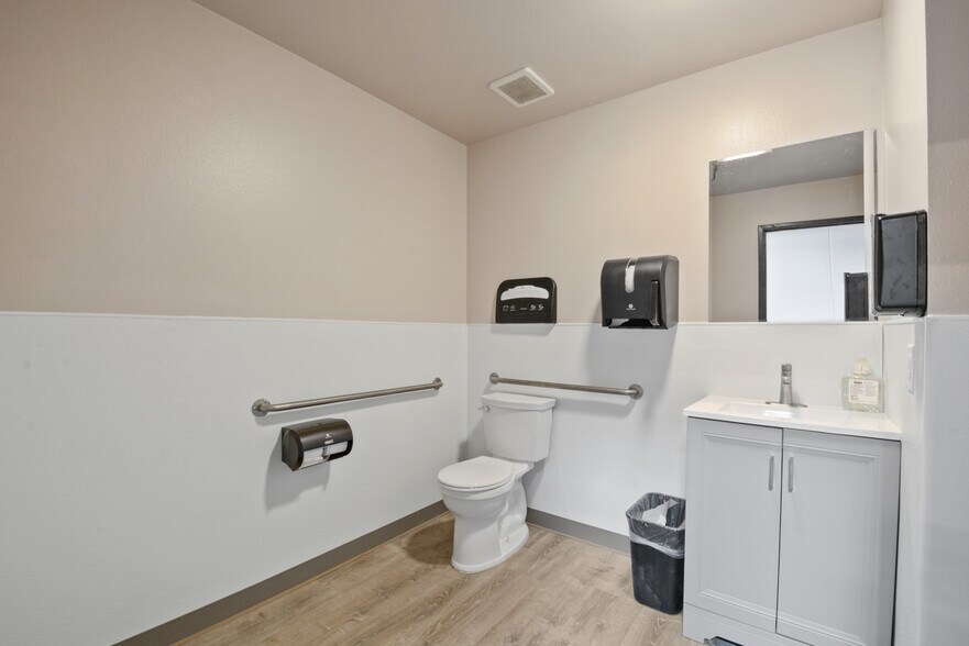 More Photos Of 2296 N Batavia St, Orange Warehouse For Sale