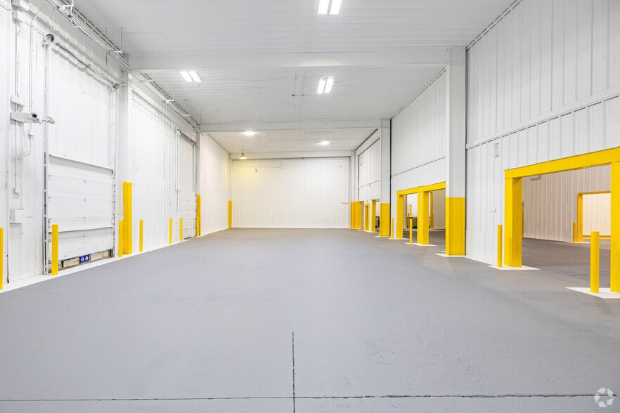 More Photos Of 4206 Mercantile Ave, Naples Distribution For Lease