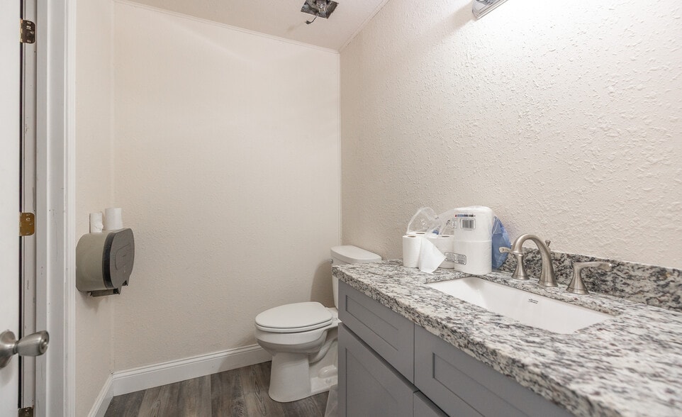 More Photos Of 905 W Scenic Rivers Blvd, Salem Flex For Sale