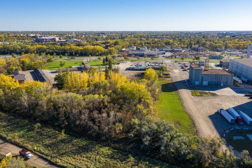 More Photos Of 3450 Gateway Dr, Grand Forks Restaurant For Lease