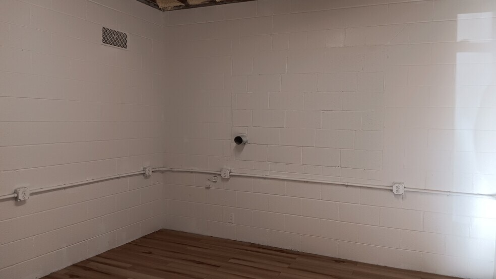 More Photos Of 215 S 14th St, Sarcoxie Showroom For Sale