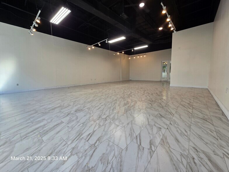 More Photos Of 7901 Kingspointe Pky, Orlando Showroom For Lease