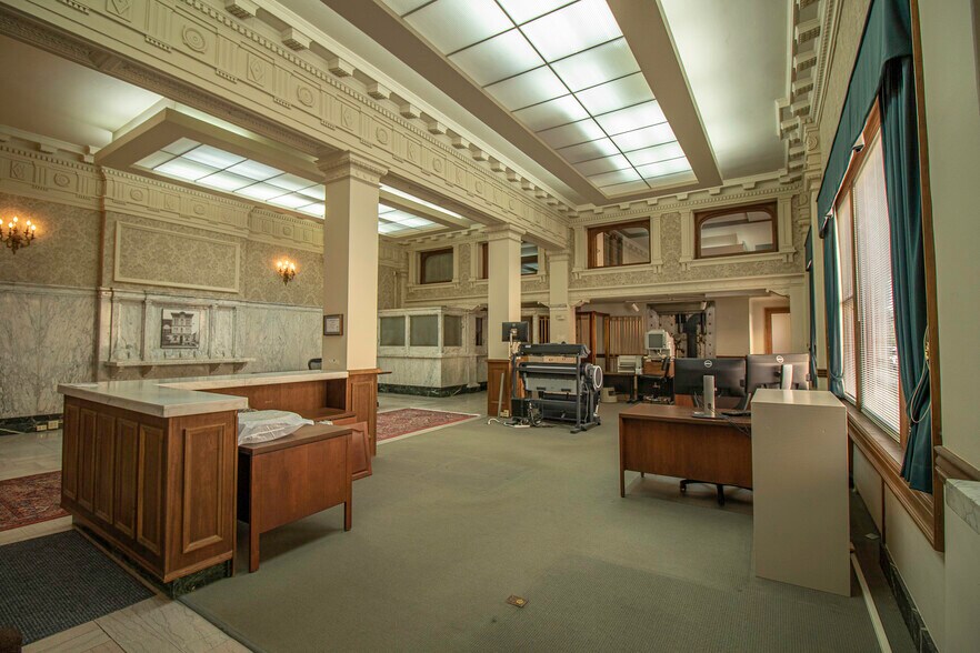 More Photos Of 301 Columbia St, Lafayette Office For Sale