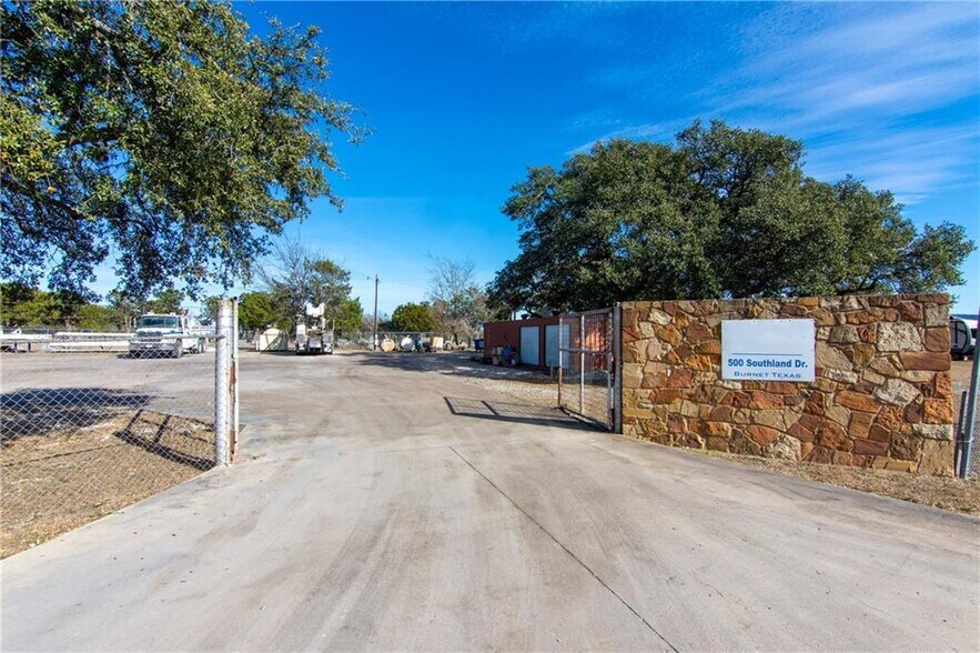 More Photos Of 500 Southland Dr, Burnet Flex For Lease