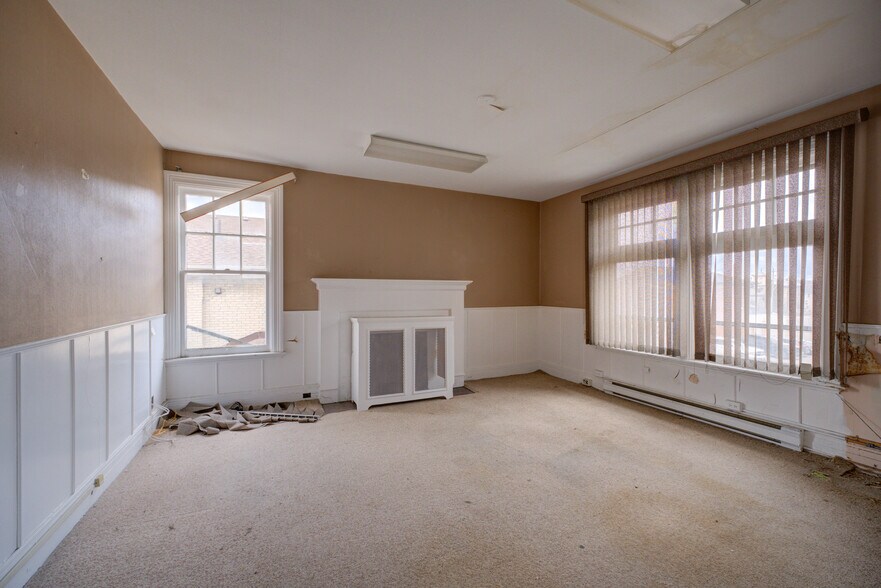 More Photos Of 41 Wellington St, Brantford Office For Sale